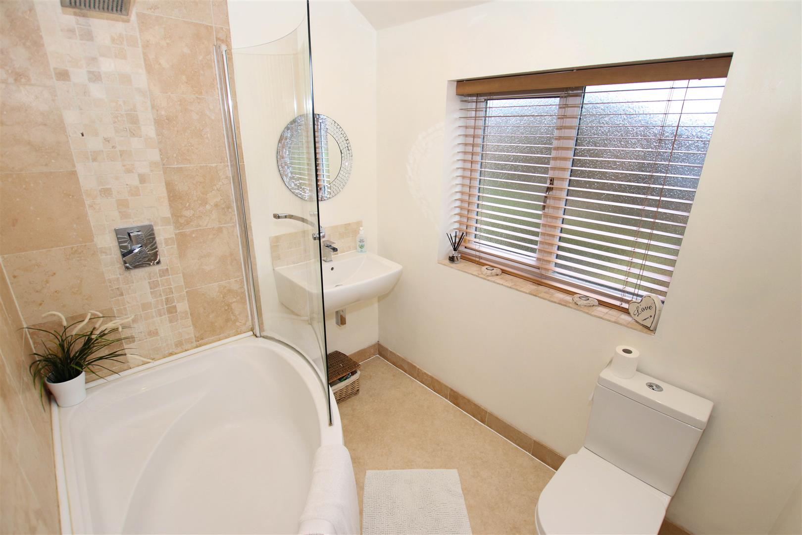 FIRST FLOOR FAMILY BATHROOM